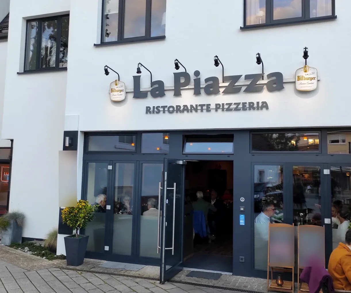 Eingang des Ristorante Pizzeria La Piazza in der Kampstraße 8 in Herdecke